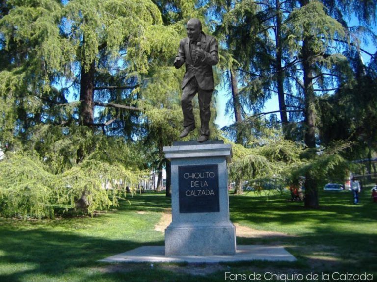 El alcalde inaugura la estatua en homenaje a Chiquito de la Calzada
