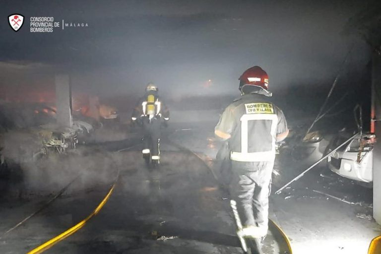 Arden 18 vehículos por un incendio sin heridos en un parking de Málaga
