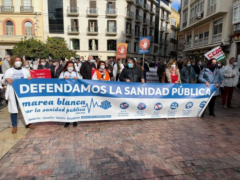 La marea blanca toma la calle en Málaga para defender la sanidad pública
