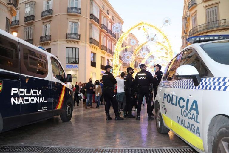 Seis detenidos por robo con intimidación y otro arrestado por una pelea en Málaga