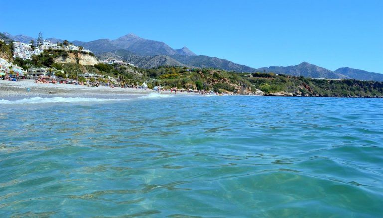 Hallan en el mar el cuerpo sin vida de una persona en una playa de Nerja