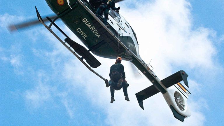 Rescatada y evacuada al hospital en helicóptero tras caer por un barranco en Tolox (Málaga)