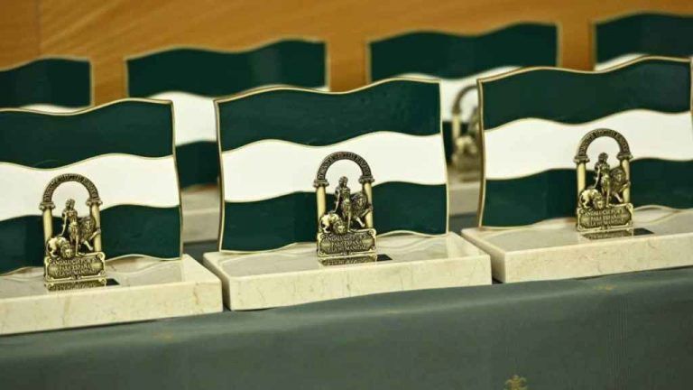 La Junta conmemora el 28F y reconoce con 10 Banderas de Andalucía “el trabajo y la trayectoria” de la sociedad malagueña