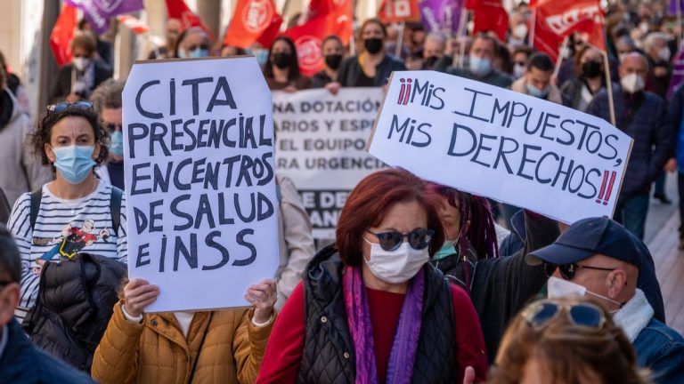 Miles de personas se movilizan por la sanidad pública
