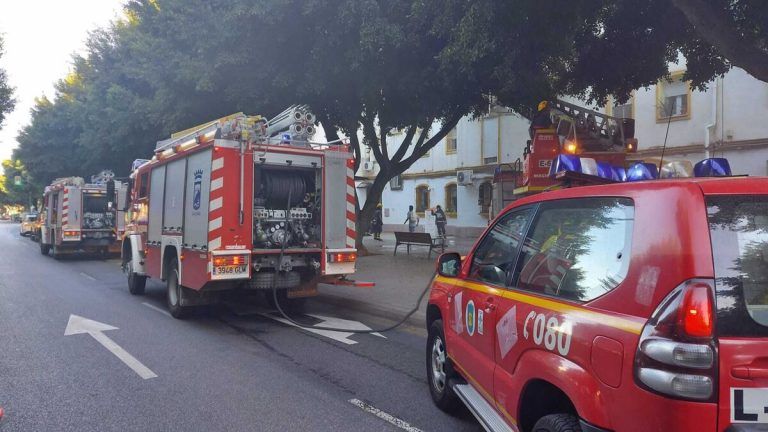 Evacuadas al hospital dos mujeres tras un incendio en una vivienda en Málaga