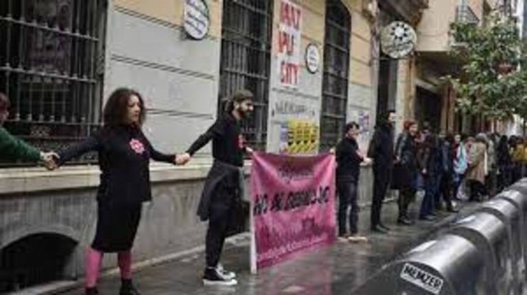 Una cadena humana rodea La Invisible para evitar su desalojo