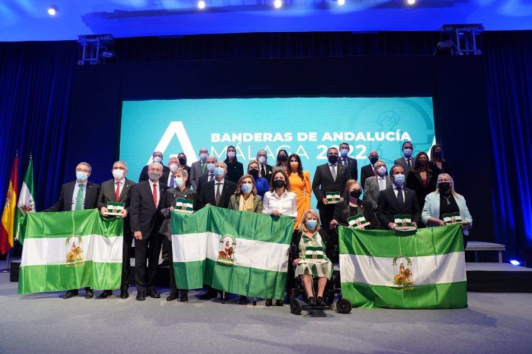 La Junta reconoce el talento, entrega, fortaleza y valores de Málaga a través de sus banderas