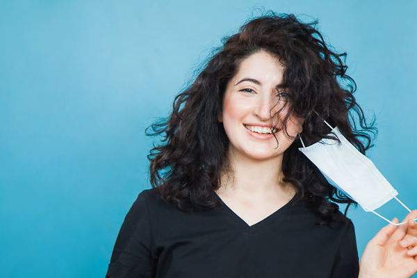 El Congreso aprueba una moción que insta al Gobierno a eliminar la mascarilla en interiores