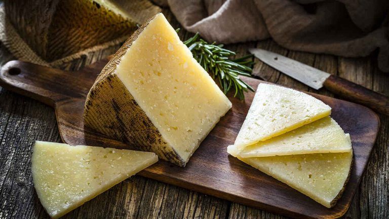 Alerta alimentaria por listeria en quesos distribuidos en ocho municipios de Málaga