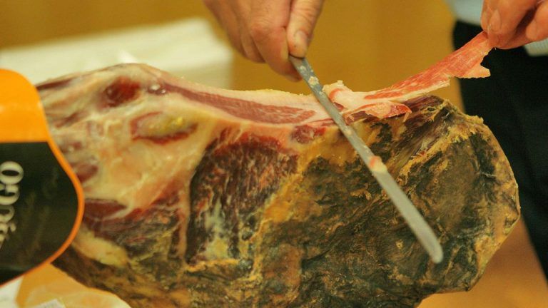 El auditorio Felipe VI de Estepona acoge este domingo el Concurso Nacional de Cortadores de Jamón