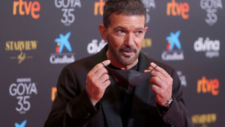 Banderas celebra una función solidaria de «Company» y dona la recaudación a CEAR