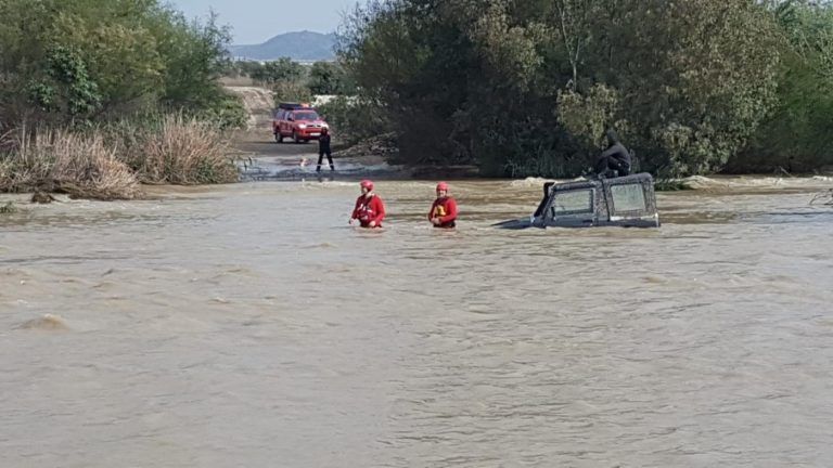 Rescatan a una persona de la parte superior de un vehículo en el cauce del río Guadalhorce