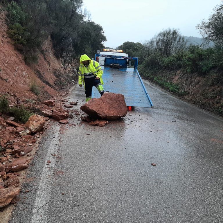Un desprendimiento y el desbordamiento del río Almarchal cierran una carretera en Málaga
