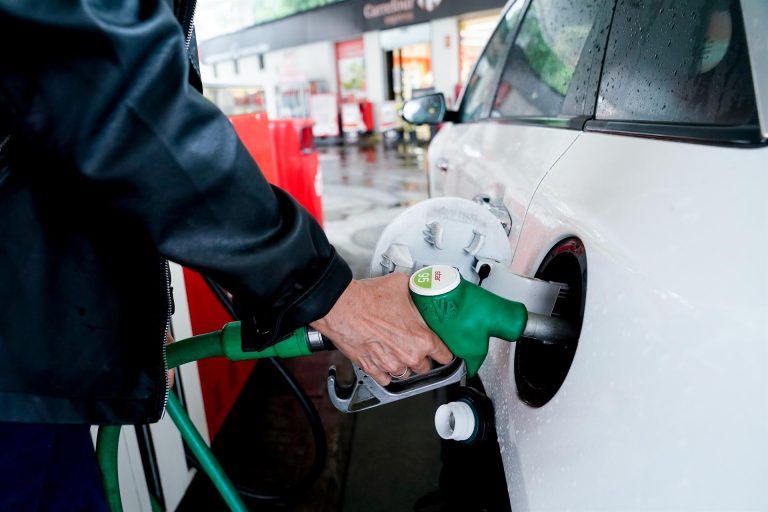 La gasolina costará 20 céntimos menos el litro a todos los ciudadanos