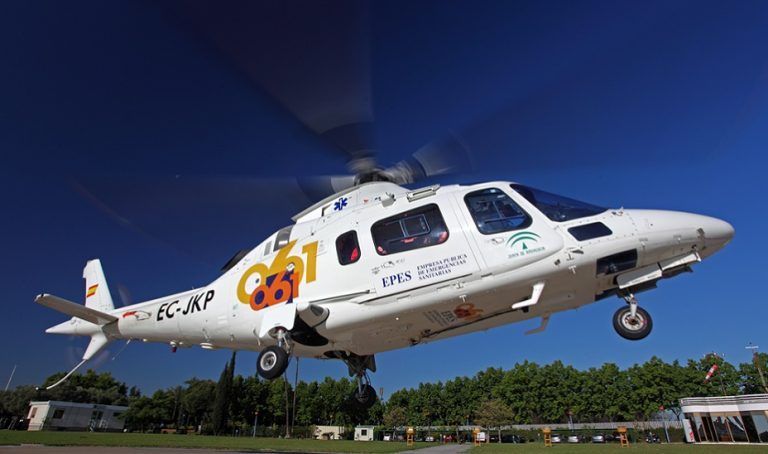 Evacuado en helicóptero tras caerle un tronco cuando podaba en Alozaina