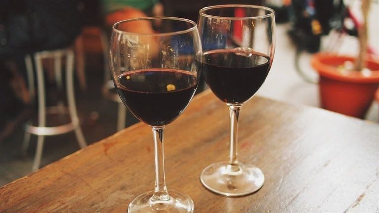 Sanidad: «Es falso que se vaya a eliminar de los menús del día bebidas como el vino o la cerveza»