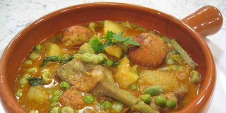 Casarabonela reparte más de 3.500 raciones de pipeo, su plato más típico