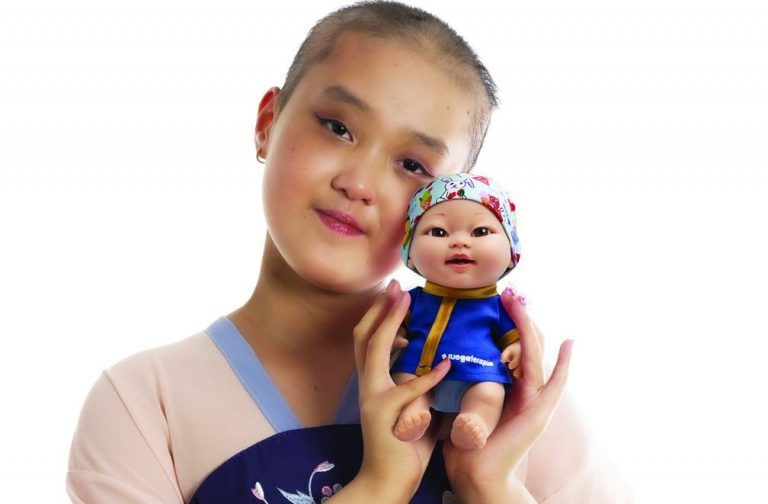Una niña paciente oncológica de Málaga diseña el primer Baby Pelón de rasgos asiáticos