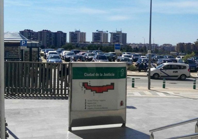 Piden nueve años al acusado de intentar tirar por el balcón a su mujer tras una pelea