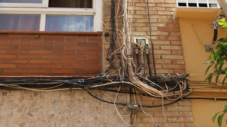 El fín de los cables en las fachadas ni colgados en el aire: El Congreso ultima su final