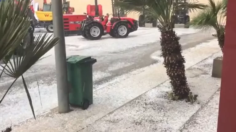 Una tormenta eléctrica acompañada de granizo cae en Casabermeja