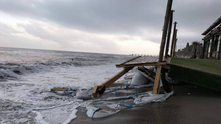 SOS en las playas de Marbella: la Milla de Oro arranca la temporada alta casi sin arena