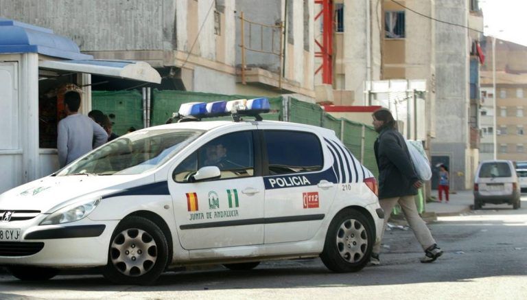 La Unidad de la Policía Adscrita detiene en Málaga a un varón por abandonar a su hijo de 15 años con gran discapacidad y dependencia