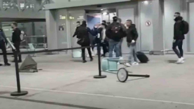 Detenidos seis ultras del Málaga CF por una pelea multitudinaria en el aeropuerto de la Costa del Sol