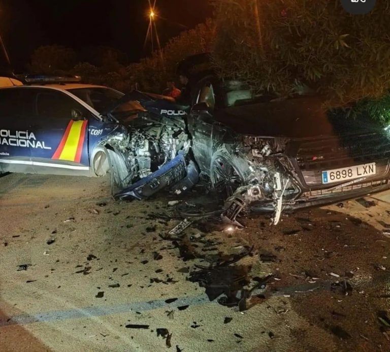 Embiste a un coche de policía en Marbella