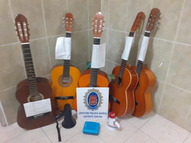 La polémica con el ruido en el centro: requisan cinco guitarras y cuatro altavoces