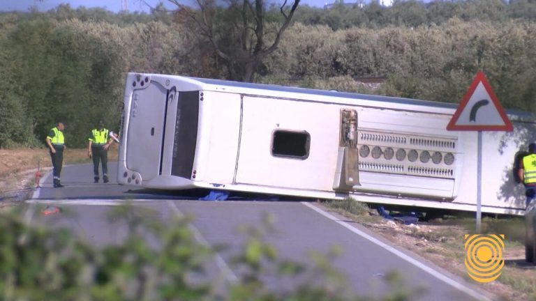 Dos muertos y varios heridos graves tras volcar un autocar cuando iban a la recogida del ajo en Antequera