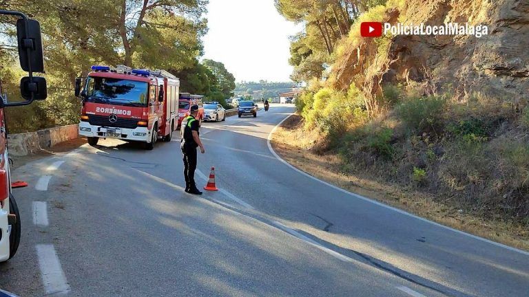 Rescatan a un conductor tras caer por un terraplén en los Montes de Málaga