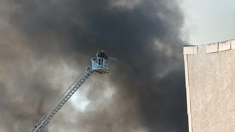 Declarado un incendio en una nave de patinetes en el polígono La Azucarera