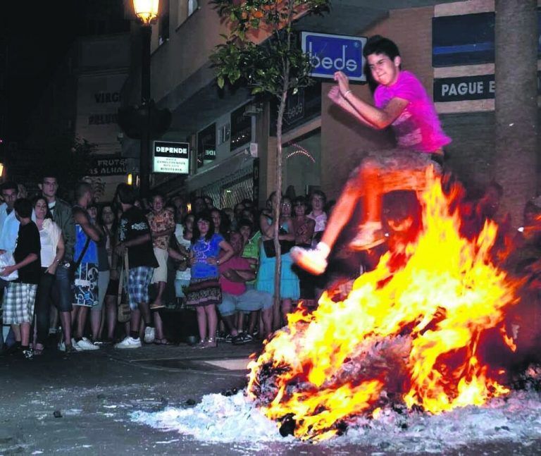 Benalmádena permitirá la quema de júas el 23 de junio pero en las calles, no en la playa