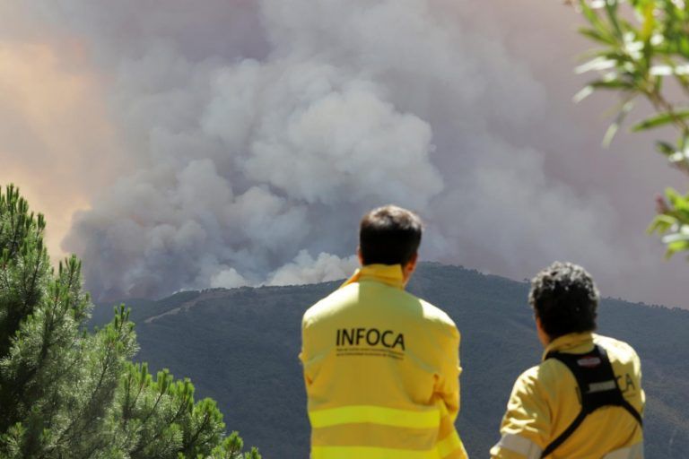 Más de un centenar efectivos siguen luchando por controlar incendio de la sierra en Málaga