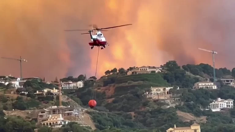 El incendio en Sierra Bermeja se descontrola: 2.000 desalojados, tres bomberos heridos