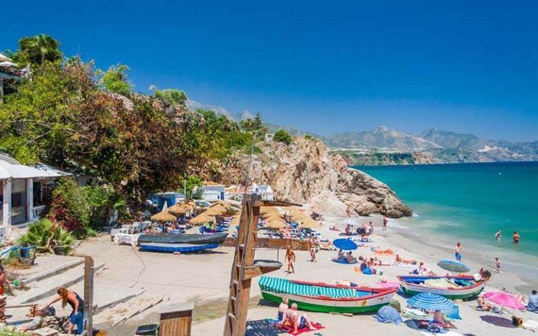 Hallan el cadáver de una mujer flotando frente al Balcón de Europa en Nerja
