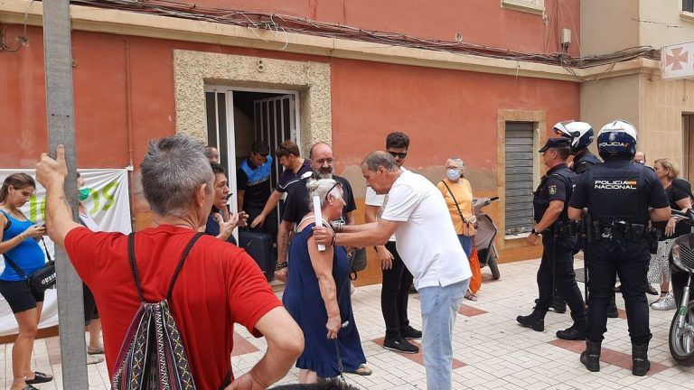 Deshaucian a una mujer de 67 años en la barriada de Santa Julia
