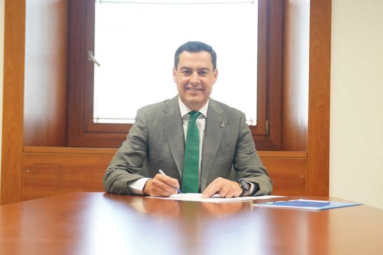 Moreno firma su acta de diputado autonómico en el Parlamento andaluz