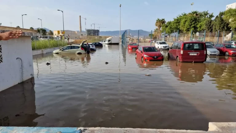 Cierran al baño la playa de Sacaba de Málaga capital como medida preventiva tras la rotura de una tubería