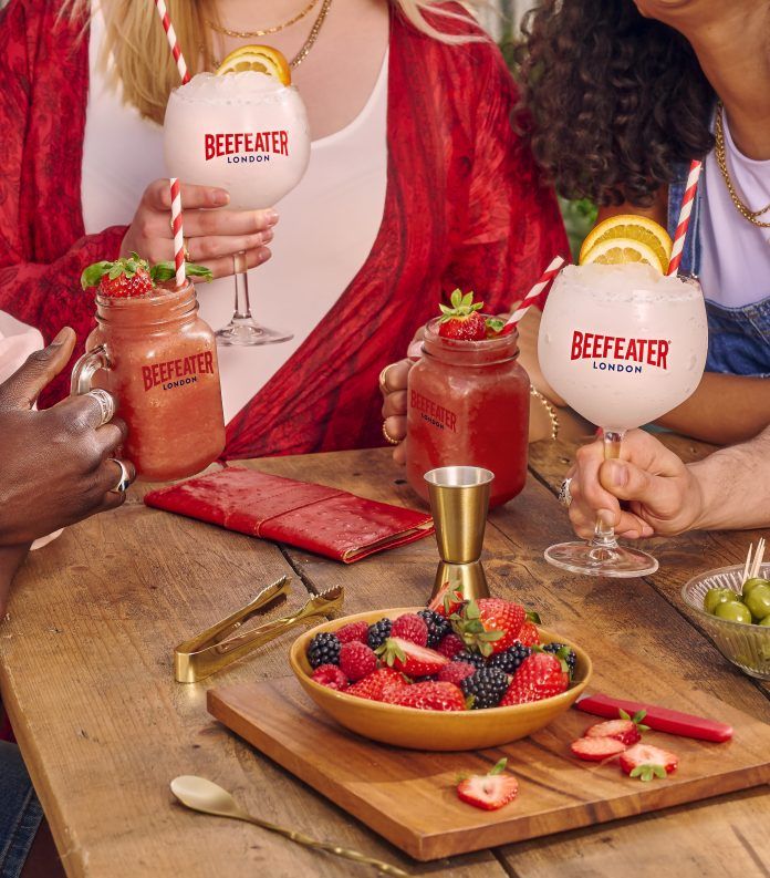 BEEFEATER_DRY_PINKSTRAWBERRY_DIGITALASSET_URBANSUMMER_IMAGE_LIFESTYLE_DRY & PINK GINITA_4X5