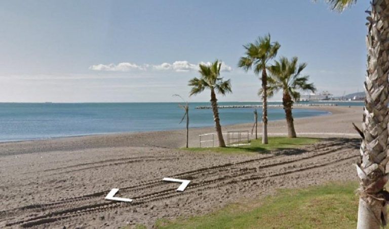 Muere un bañista en la Playa de la Caleta de Málaga aunque intentaron reanimarlo