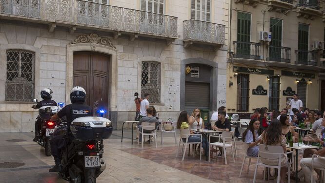 cuerpos-policia-patrullan-Plaza-Mitjana_1613849005_144306831_667x375