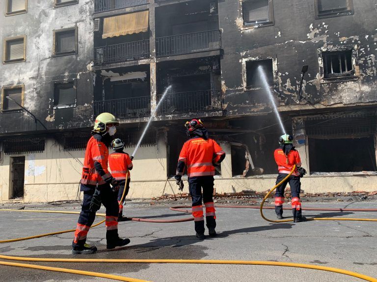 Policía Local de Ronda corta el tráfico en varias vías aledañas al incendio que afecta a un bloque de viviendas