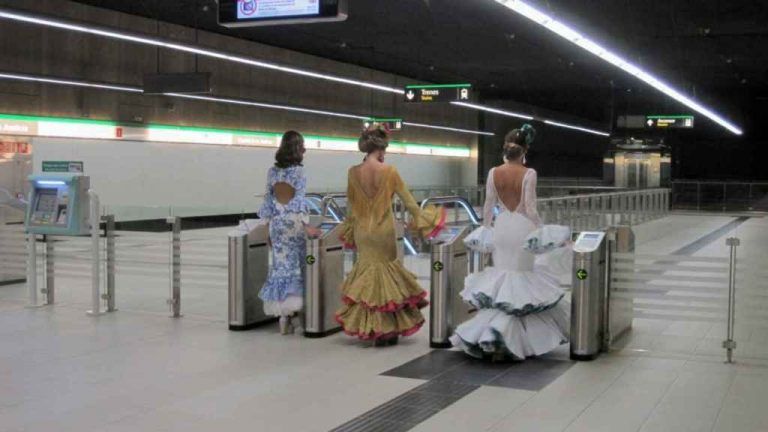 El metro de Málaga amplía el horario del servicio en Feria y refuerza la vigilancia