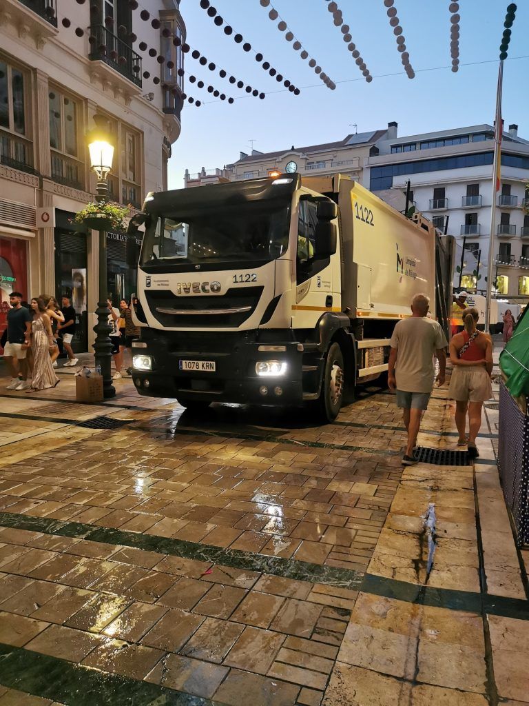 La feria de Málaga huele a jazmín gracias a los operarios de limpieza que no descansan