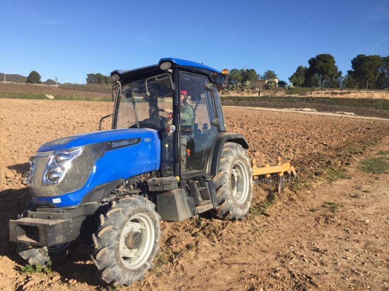 Muere un trabajador tras volcar un tractor en una finca de Vélez-Málaga