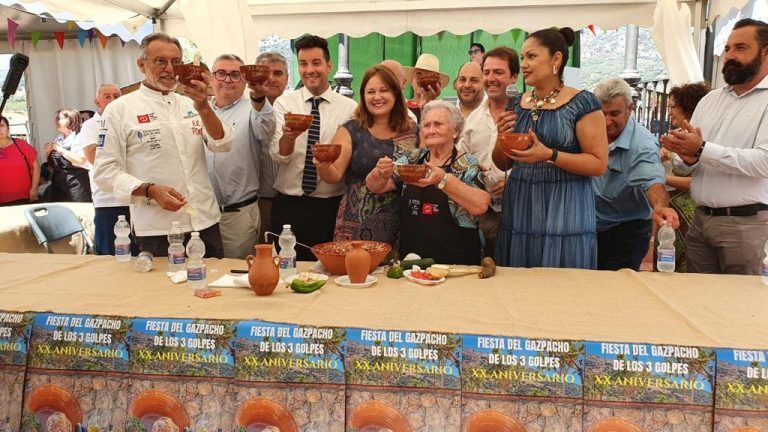 Alfarnatejo celebra el XX aniversario de su Fiesta del Gazpacho de los Tres Golpes con la participación de más de 2.500 personas