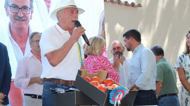 La puja de la subasta al ‘Mejor Tomate Huevo Toro’ alcanza los 4.000 euros en Málaga