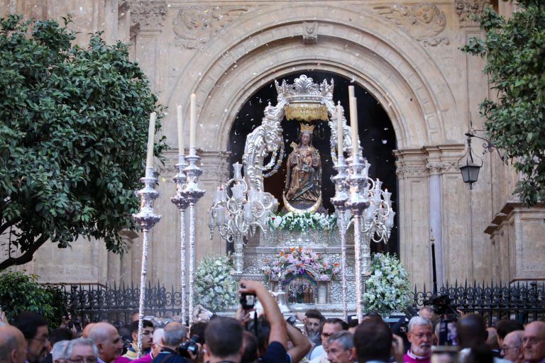 La patrona de Málaga volvió a su santuario en un encuentro emotivo con sus fieles y devotos